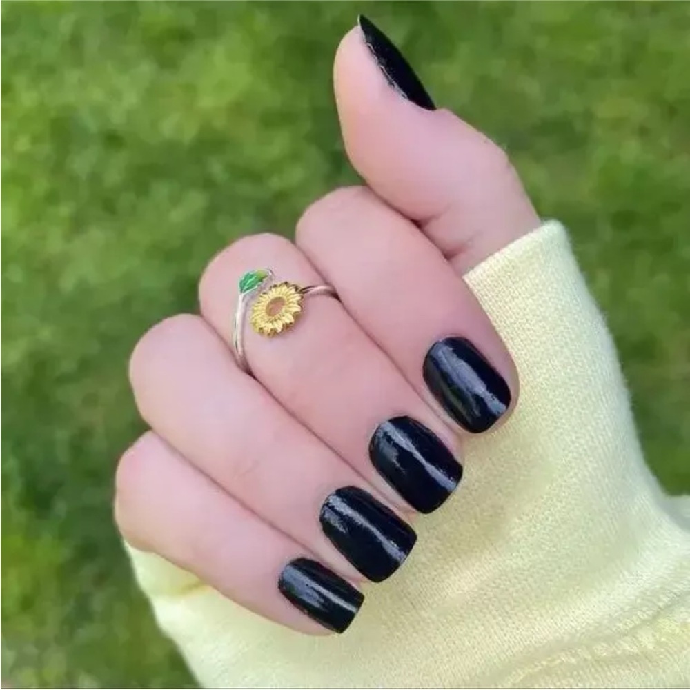 Color Street: Midnight in Manhattan | Black Classic Goth Solid Crème Halloween - Picture 2 of 13